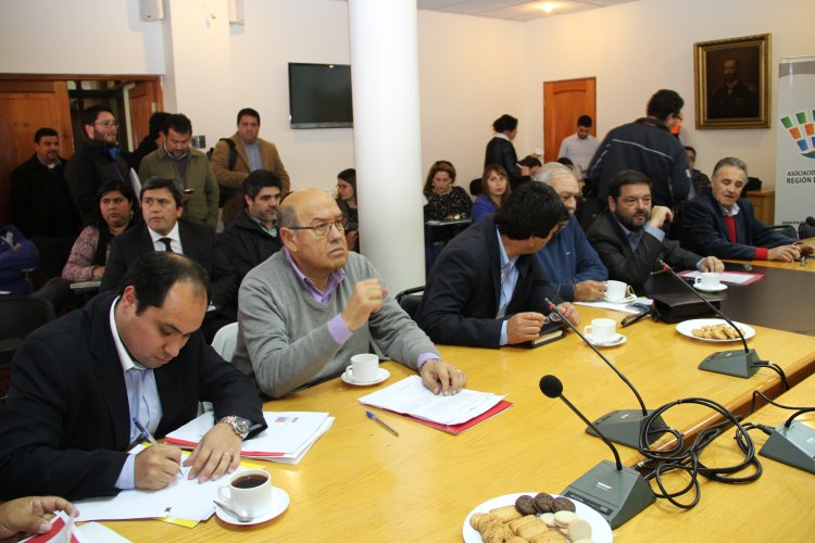 INTENDENTE IBÁÑEZ Y ALCALDES REALIZAN BALANCE Y DEFINEN NUEVAS ACCIONES POR EMERGENCIA Y TERREMOTO