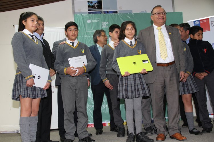 PROGRAMA “ME CONECTO PARA APRENDER” ENTREGA MÁS DE 900 COMPUTADORES A ESTUDIANTES DE OVALLE