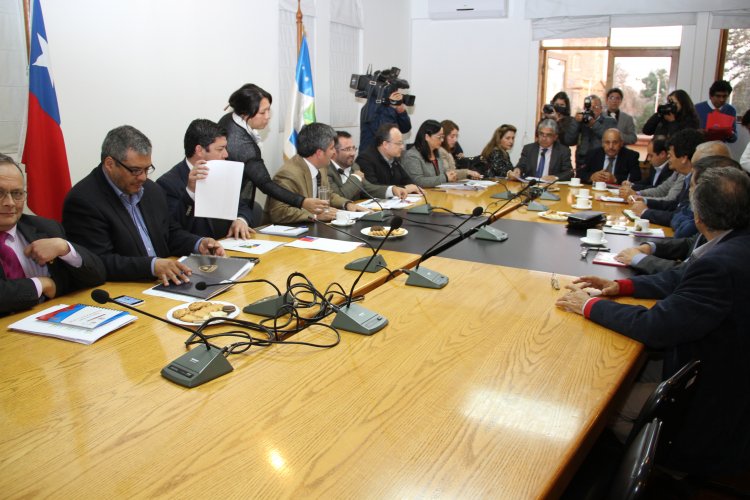 INTENDENTE IBÁÑEZ Y ALCALDES REALIZAN BALANCE Y DEFINEN NUEVAS ACCIONES POR EMERGENCIA Y TERREMOTO