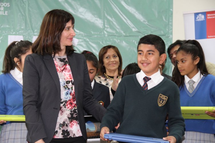 PROGRAMA “ME CONECTO PARA APRENDER” ENTREGA MÁS DE 900 COMPUTADORES A ESTUDIANTES DE OVALLE