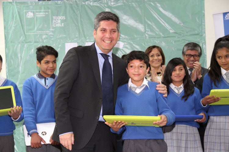 PROGRAMA “ME CONECTO PARA APRENDER” ENTREGA MÁS DE 900 COMPUTADORES A ESTUDIANTES DE OVALLE