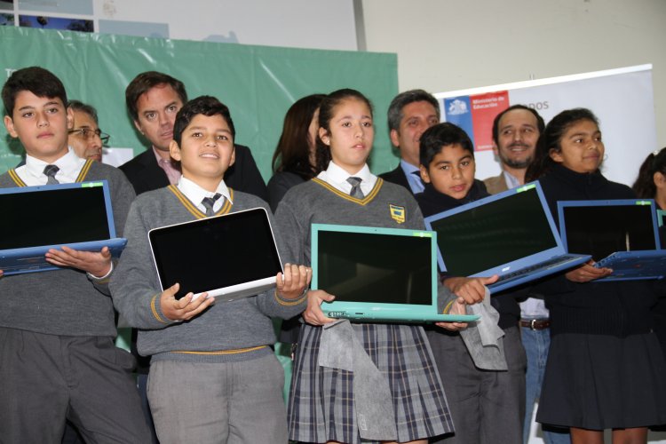PROGRAMA “ME CONECTO PARA APRENDER” ENTREGA MÁS DE 900 COMPUTADORES A ESTUDIANTES DE OVALLE