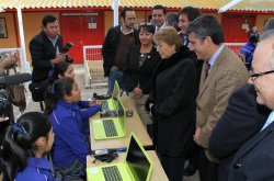 PRESIDENTA MICHELLE BACHELET E INTENDENTE IBÁÑEZ ENTREGAN COMPUTADORES A ALUMNOS DE CANELA