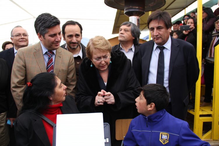 PRESIDENTA MICHELLE BACHELET E INTENDENTE IBÁÑEZ ENTREGAN COMPUTADORES A ALUMNOS DE CANELA