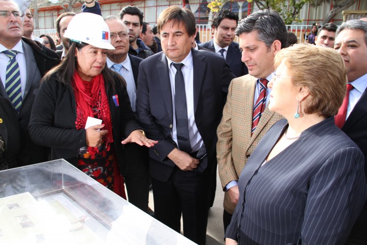 PRESIDENTA BACHELET DESTACA AVANCE DE OBRAS DEL GOBIERNO REGIONAL EN GIRA POR CANELA