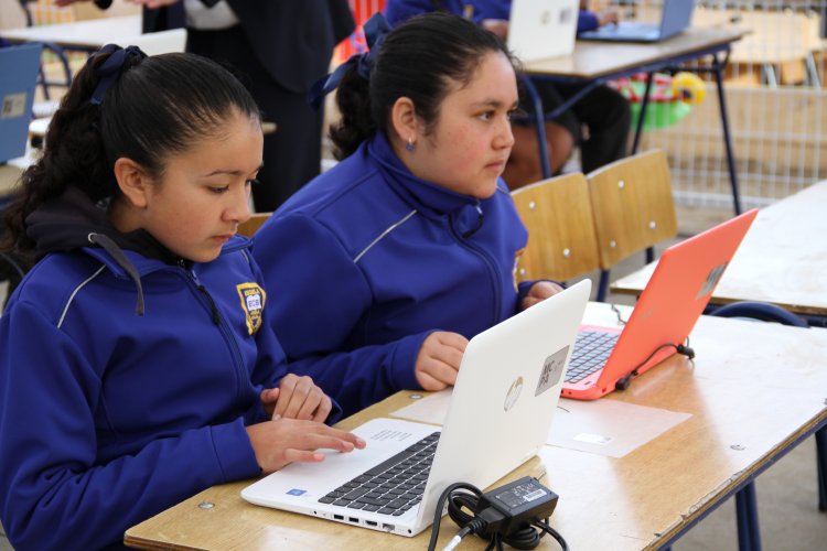 PRESIDENTA MICHELLE BACHELET E INTENDENTE IBÁÑEZ ENTREGAN COMPUTADORES A ALUMNOS DE CANELA