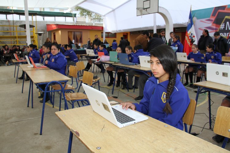 PRESIDENTA MICHELLE BACHELET E INTENDENTE IBÁÑEZ ENTREGAN COMPUTADORES A ALUMNOS DE CANELA