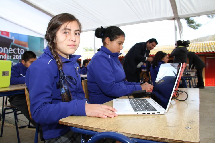 PRESIDENTA MICHELLE BACHELET E INTENDENTE IBÁÑEZ ENTREGAN COMPUTADORES A ALUMNOS DE CANELA