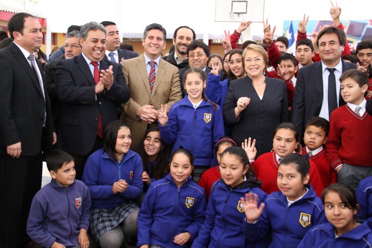 PRESIDENTA MICHELLE BACHELET E INTENDENTE IBÁÑEZ ENTREGAN COMPUTADORES A ALUMNOS DE CANELA