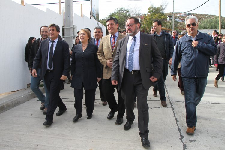 PRESIDENTA BACHELET DESTACA AVANCE DE OBRAS DEL GOBIERNO REGIONAL EN GIRA POR CANELA