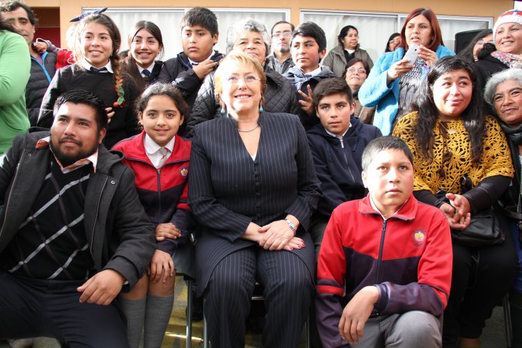 PRESIDENTA MICHELLE BACHELET E INTENDENTE IBÁÑEZ ENTREGAN COMPUTADORES A ALUMNOS DE CANELA