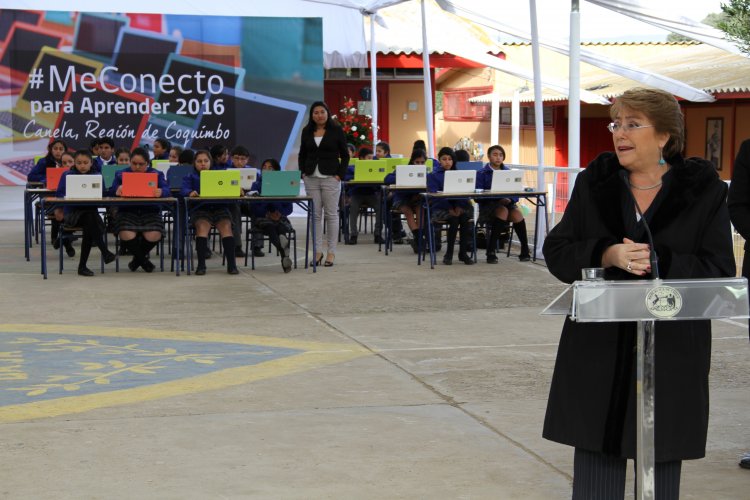 PRESIDENTA MICHELLE BACHELET E INTENDENTE IBÁÑEZ ENTREGAN COMPUTADORES A ALUMNOS DE CANELA
