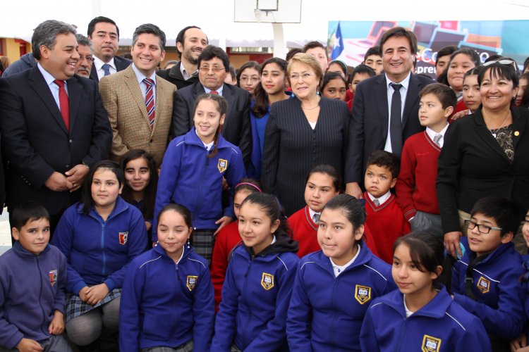 PRESIDENTA MICHELLE BACHELET E INTENDENTE IBÁÑEZ ENTREGAN COMPUTADORES A ALUMNOS DE CANELA
