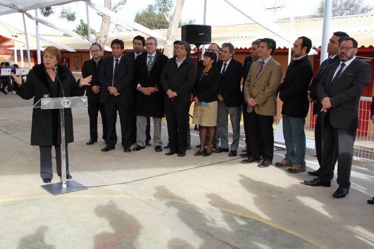 PRESIDENTA MICHELLE BACHELET E INTENDENTE IBÁÑEZ ENTREGAN COMPUTADORES A ALUMNOS DE CANELA
