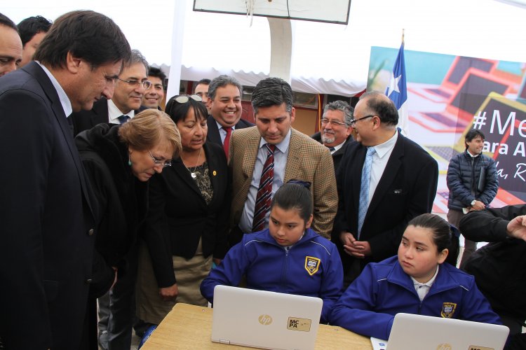 PRESIDENTA MICHELLE BACHELET E INTENDENTE IBÁÑEZ ENTREGAN COMPUTADORES A ALUMNOS DE CANELA