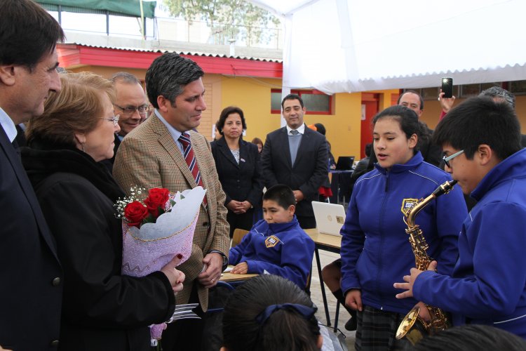 PRESIDENTA MICHELLE BACHELET E INTENDENTE IBÁÑEZ ENTREGAN COMPUTADORES A ALUMNOS DE CANELA