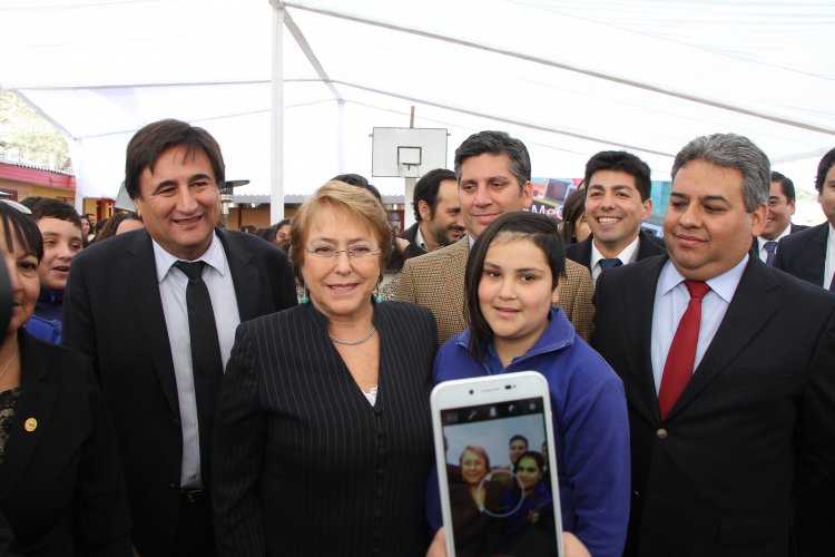 PRESIDENTA MICHELLE BACHELET E INTENDENTE IBÁÑEZ ENTREGAN COMPUTADORES A ALUMNOS DE CANELA