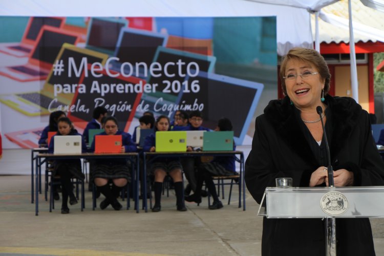 PRESIDENTA MICHELLE BACHELET E INTENDENTE IBÁÑEZ ENTREGAN COMPUTADORES A ALUMNOS DE CANELA
