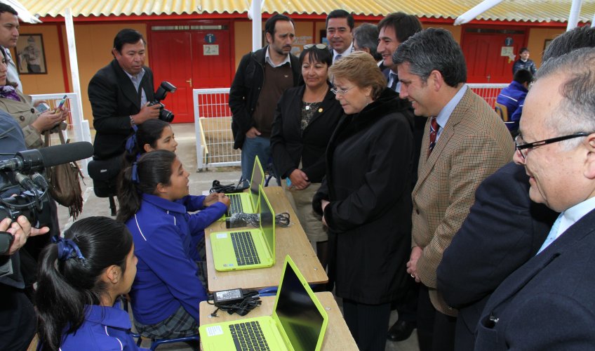 PRESIDENTA MICHELLE BACHELET E INTENDENTE IBÁÑEZ ENTREGAN COMPUTADORES A ALUMNOS DE CANELA