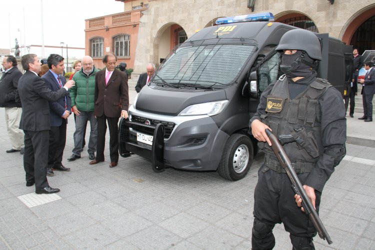 GOBIERNO REGIONAL HACE ENTREGA DE MODERNO VEHÍCULO PARA EL GRUPO DE OPERACIONES ESPECIALES DE LA PDI