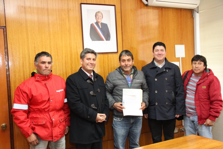 GOBIERNO ENTREGA DONACIÓN PRIVADA PARA PESCADORES ARTESANALES AFECTADOS POR TSUNAMI