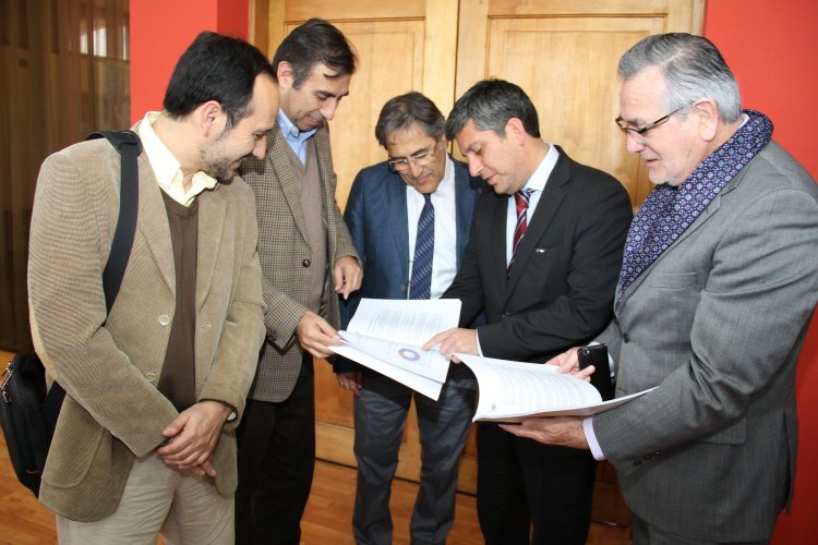 DIPUTADOS ENTREGAN INFORME OFICIAL AL INTENDENTE POR SERIAS DEFICIENCIAS DE LA EMPRESA DE AGUA POTABLE