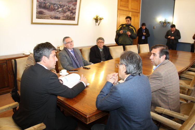 DIPUTADOS ENTREGAN INFORME OFICIAL AL INTENDENTE POR SERIAS DEFICIENCIAS DE LA EMPRESA DE AGUA POTABLE