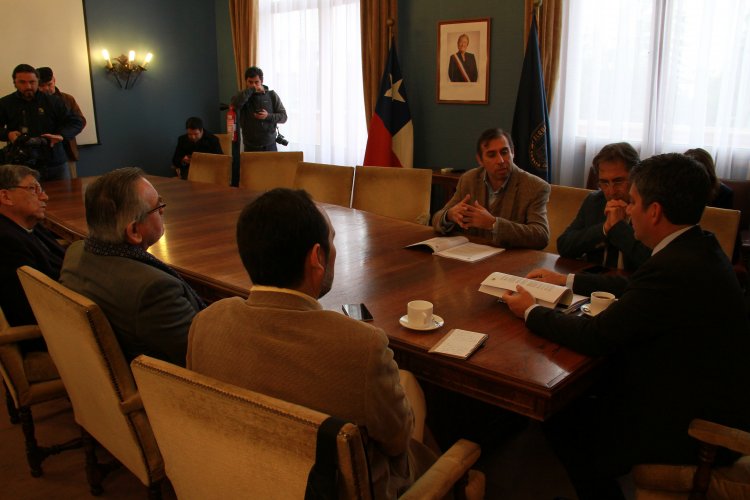 DIPUTADOS ENTREGAN INFORME OFICIAL AL INTENDENTE POR SERIAS DEFICIENCIAS DE LA EMPRESA DE AGUA POTABLE