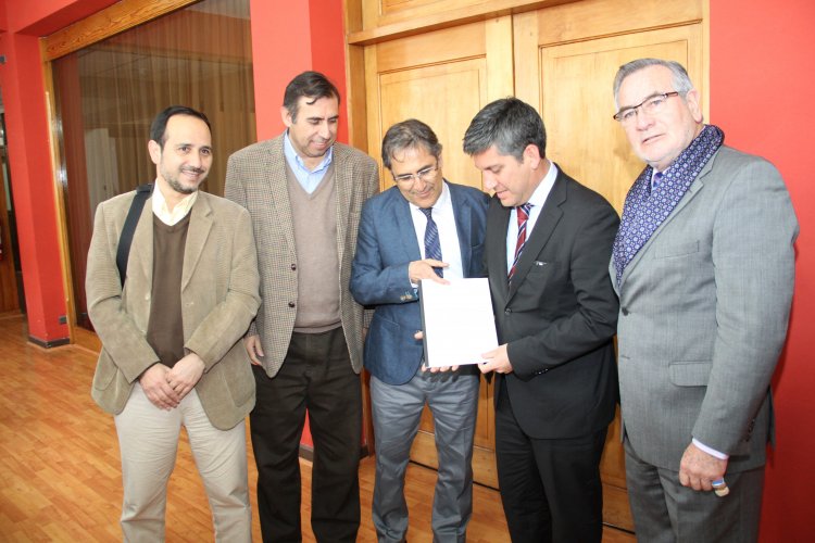 DIPUTADOS ENTREGAN INFORME OFICIAL AL INTENDENTE POR SERIAS DEFICIENCIAS DE LA EMPRESA DE AGUA POTABLE