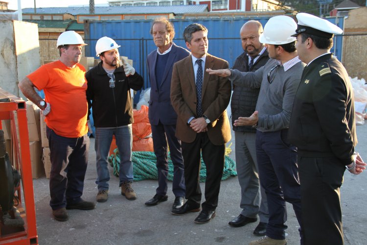 LLEGA EQUIPAMIENTO PARA DRENAJE DE RESTOS OLEOSOS DE BARCO DON HUMBERTO