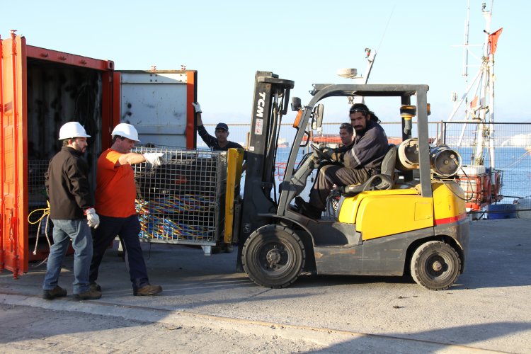 LLEGA EQUIPAMIENTO PARA DRENAJE DE RESTOS OLEOSOS DE BARCO DON HUMBERTO