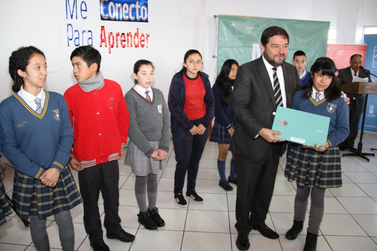 880 ESTUDIANTES DE COQUIMBO SE INTEGRAN AL MUNDO DIGITAL CON COMPUTADORES DE ÚLTIMA GENERACIÓN
