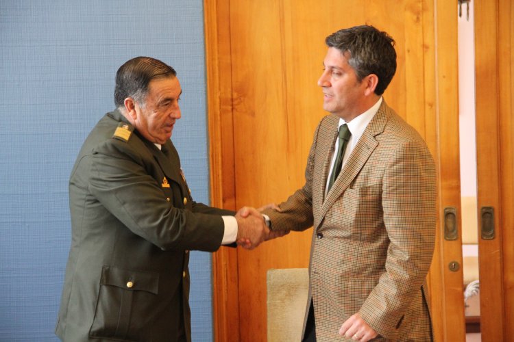 GOBIERNO ENTREGA $200 MILLONES PARA REPONER CARRO DE BOMBEROS DAÑADO POR TSUNAMI