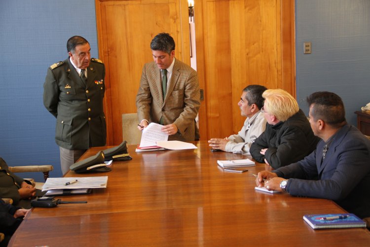 GOBIERNO ENTREGA $200 MILLONES PARA REPONER CARRO DE BOMBEROS DAÑADO POR TSUNAMI