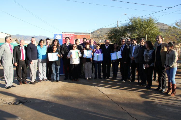 FAMILIAS DE PUNITAQUI REFUERZAN SUS VIVIENDAS TRAS DAÑOS DEL TERREMOTO