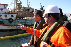 INTENDENTE CLAUDIO IBÁÑEZ SUPERVISA RETIRO DE RESTOS OLEOSOS DESDE BARCO DON HUMBERTO