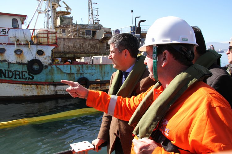 INTENDENTE CLAUDIO IBÁÑEZ SUPERVISA RETIRO DE RESTOS OLEOSOS DESDE BARCO DON HUMBERTO