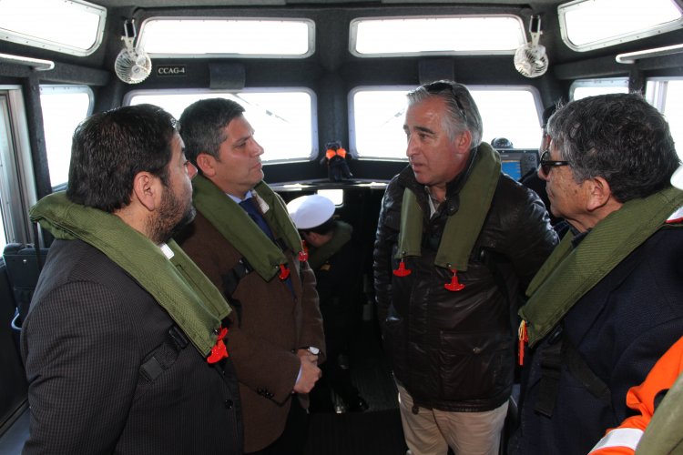 INTENDENTE CLAUDIO IBÁÑEZ SUPERVISA RETIRO DE RESTOS OLEOSOS DESDE BARCO DON HUMBERTO