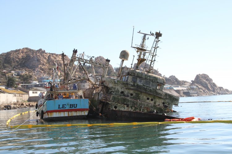 INTENDENTE CLAUDIO IBÁÑEZ SUPERVISA RETIRO DE RESTOS OLEOSOS DESDE BARCO DON HUMBERTO