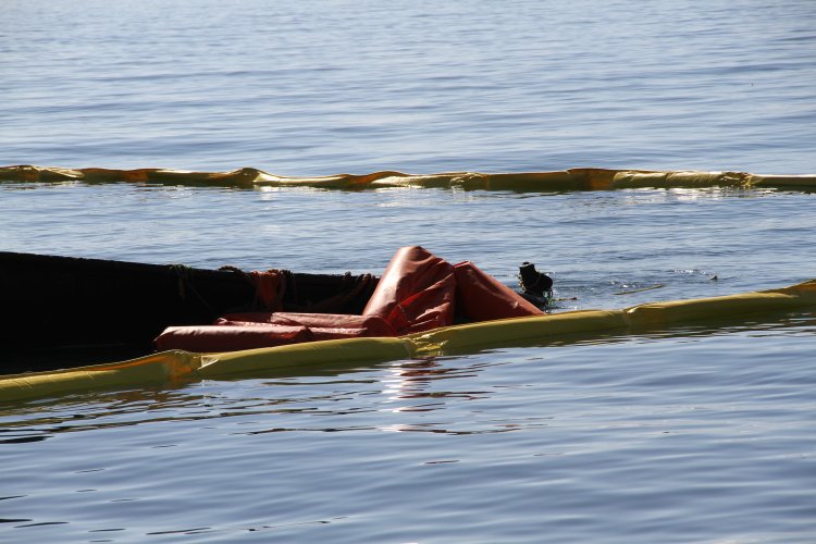 INTENDENTE CLAUDIO IBÁÑEZ SUPERVISA RETIRO DE RESTOS OLEOSOS DESDE BARCO DON HUMBERTO