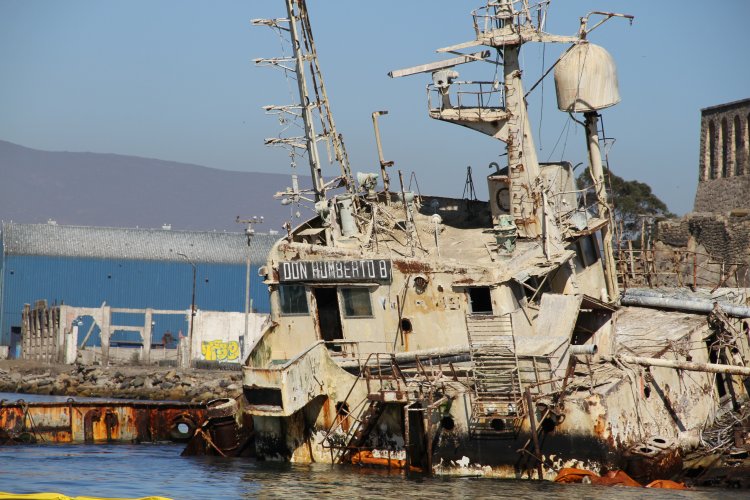 INTENDENTE CLAUDIO IBÁÑEZ SUPERVISA RETIRO DE RESTOS OLEOSOS DESDE BARCO DON HUMBERTO