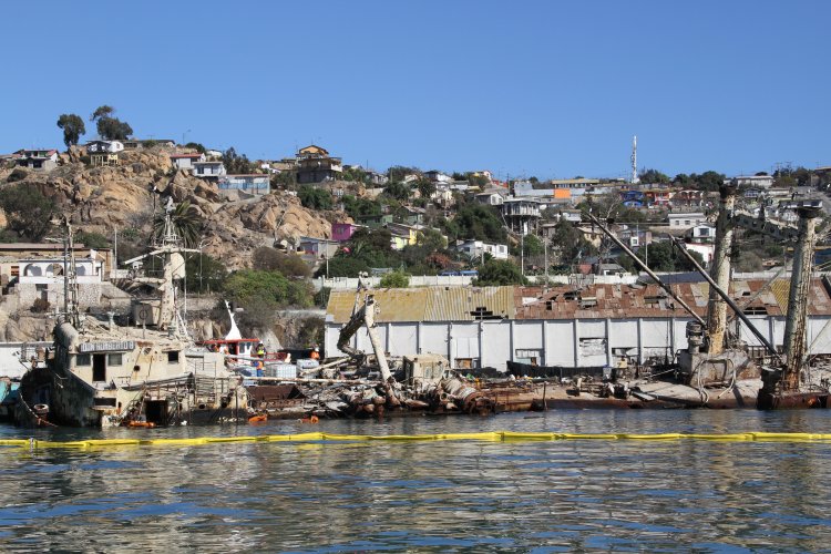 INTENDENTE CLAUDIO IBÁÑEZ SUPERVISA RETIRO DE RESTOS OLEOSOS DESDE BARCO DON HUMBERTO