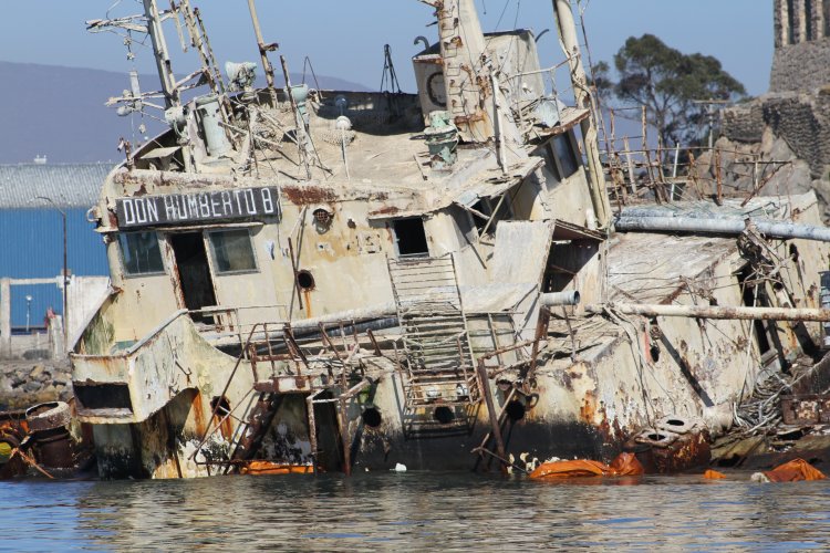 INTENDENTE CLAUDIO IBÁÑEZ SUPERVISA RETIRO DE RESTOS OLEOSOS DESDE BARCO DON HUMBERTO