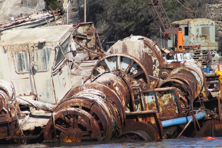 INTENDENTE CLAUDIO IBÁÑEZ SUPERVISA RETIRO DE RESTOS OLEOSOS DESDE BARCO DON HUMBERTO