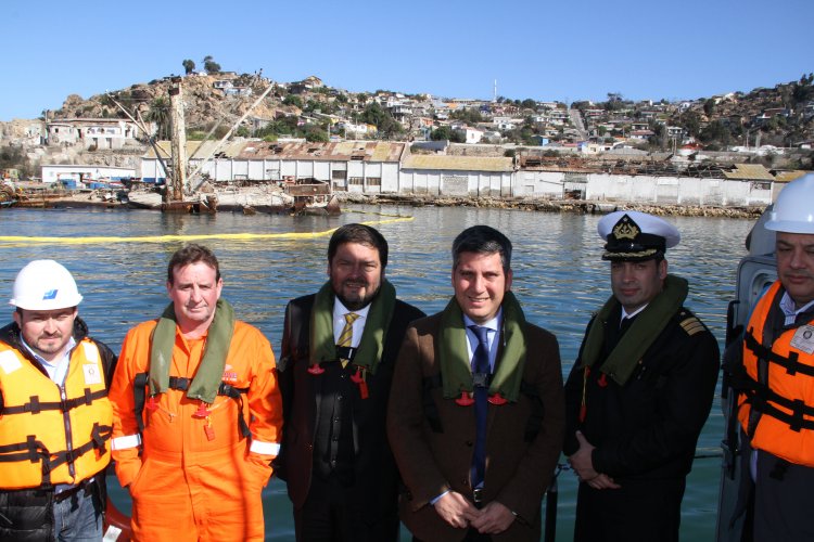 INTENDENTE CLAUDIO IBÁÑEZ SUPERVISA RETIRO DE RESTOS OLEOSOS DESDE BARCO DON HUMBERTO