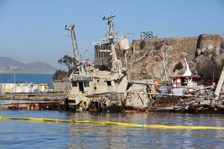 INTENDENTE CLAUDIO IBÁÑEZ SUPERVISA RETIRO DE RESTOS OLEOSOS DESDE BARCO DON HUMBERTO