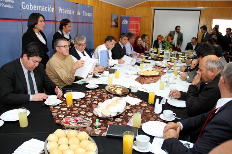 GOBIERNO Y ALCALDES ACUERDAN RESOLVER LOS PUNTOS CRÍTICOS DEL PROCESO DE EMERGENCIA