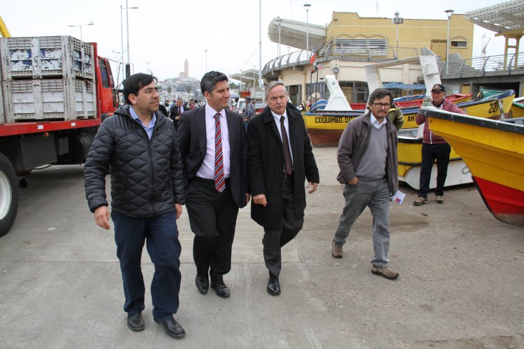 PESCADORES DE COQUIMBO CONCUERDAN EN AVANCES Y APOYO DEL GOBIERNO A CASI UN AÑO DEL TSUNAMI