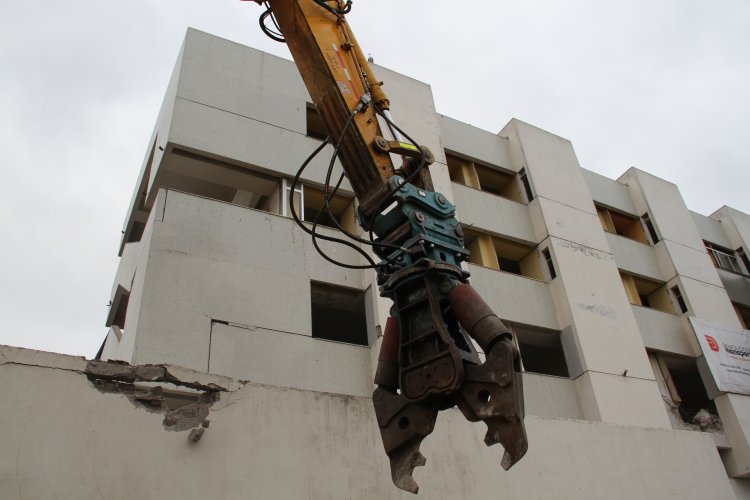 COMIENZA DEMOLICIÓN DEL HOSPITAL DE COQUIMBO EN LA TORRE ANTIGUA DAÑADA POR EL TERREMOTO