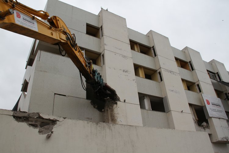 COMIENZA DEMOLICIÓN DEL HOSPITAL DE COQUIMBO EN LA TORRE ANTIGUA DAÑADA POR EL TERREMOTO